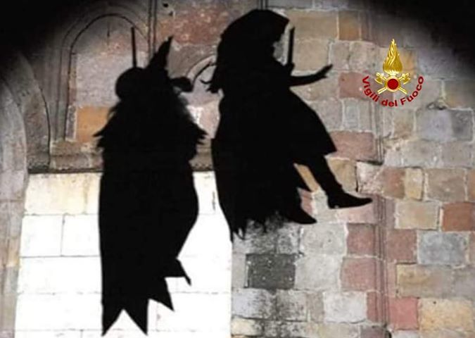 Iglesias, la Befana dei Vigili del Fuoco scende dal campanile e dona le caramelle a tutti i bambini