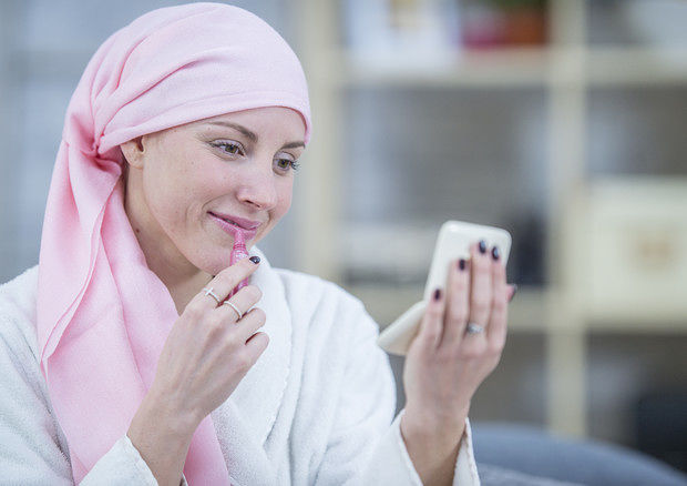 Sardegna, la proposta del M5S: “Trattamenti di bellezza ai malati di tumore”