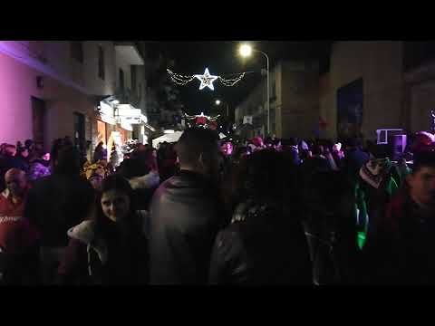 Cagliari, via Redipuglia invasa dai fan di Harry Potter: bambini e adulti pazzi per la neve artificiale