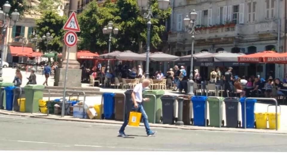 Cagliari, bidoni dei rifiuti in bella mostra in piazza Yenne: scattano le sanzioni