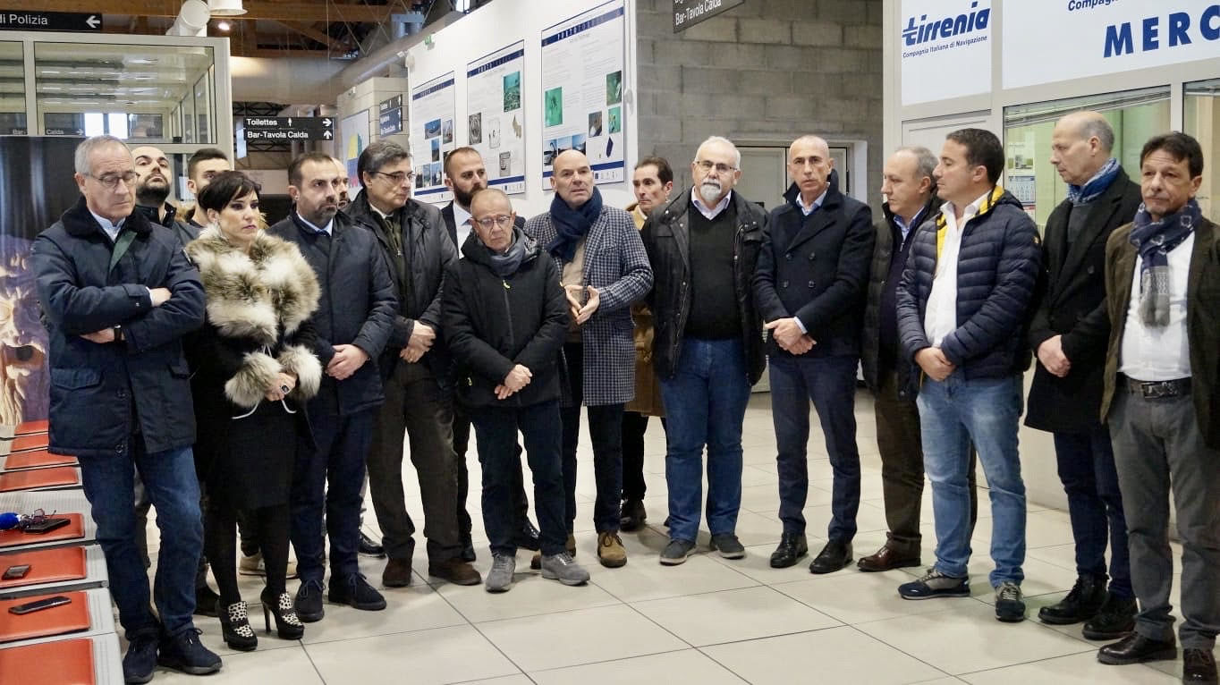 Caro trasporti, protesta bipartisan a Porto Torres: “Le navi costeranno il 30 per cento in più, stop a questa sciagura”