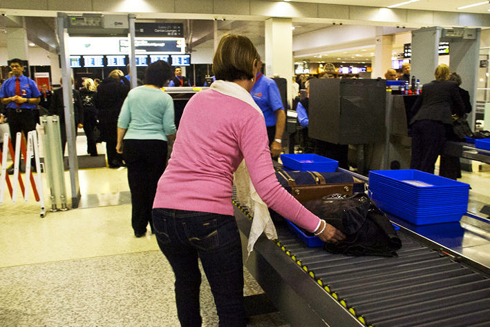 Shock ai controlli in aeroporto a Malpensa: cubana fermata con un cranio e ossa in valigia