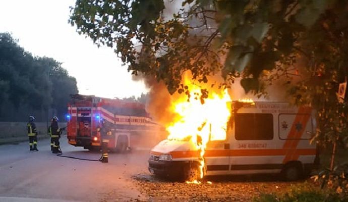 Sassari, in fiamme l’ambulanza della Croce Medica: “Dolore indescrivibile”