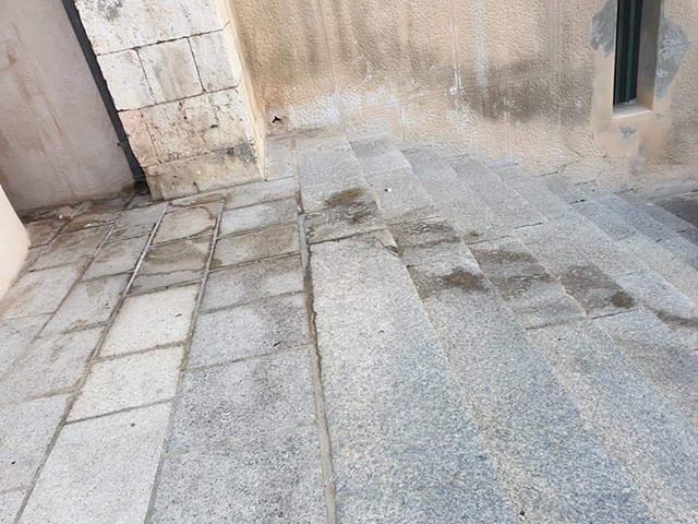 Orinatoio piazza Sant’Eulalia, abitanti esasperati: “Non bastano più le denunce, qualcuno intervenga”