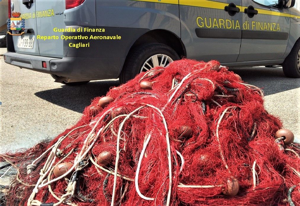 Pescatore abusivo sorpreso a Santa Gilla e inseguito nella notte dalla Finanza: a strascico faceva strage di pesci