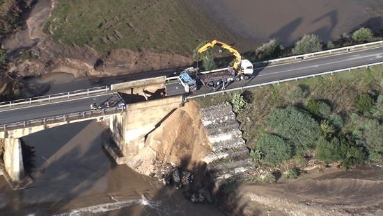 Ponte di Oloè, via libera della Procura alla riapertura: nel frattempo ecco il ponte provvisorio