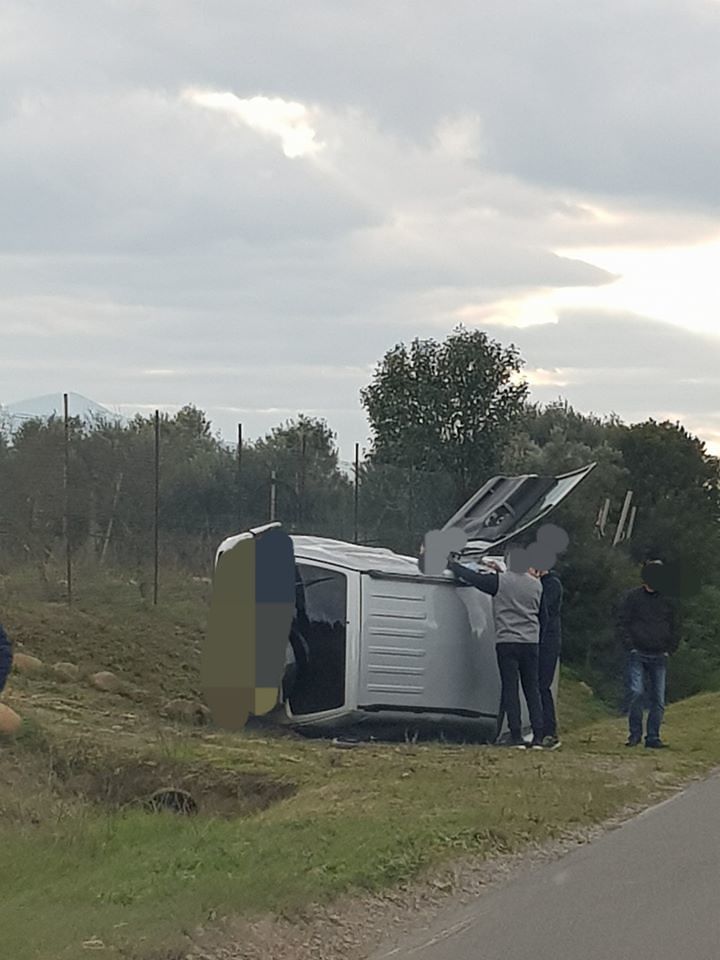 Auto si ribalta nella strada tra Sestu e Assemini, momenti di paura