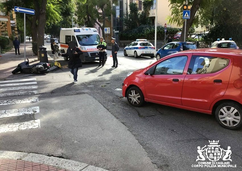 Cagliari, auto contro moto in via Pessina: due feriti