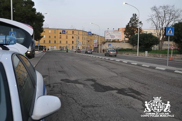 Cagliari, travolge due pedoni in piazza San Michele e scappa