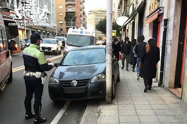 Cagliari, parcheggia in via Sonnino: ma l’auto si muove e travolge 2 donne e un bimbo