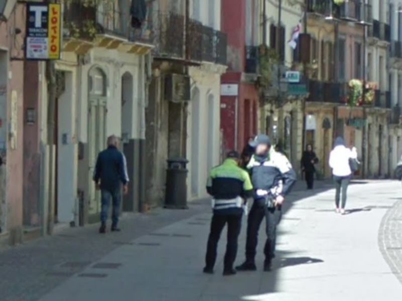 Paura a Cagliari: tentata rapina in un kebab del Corso, pestato un cliente