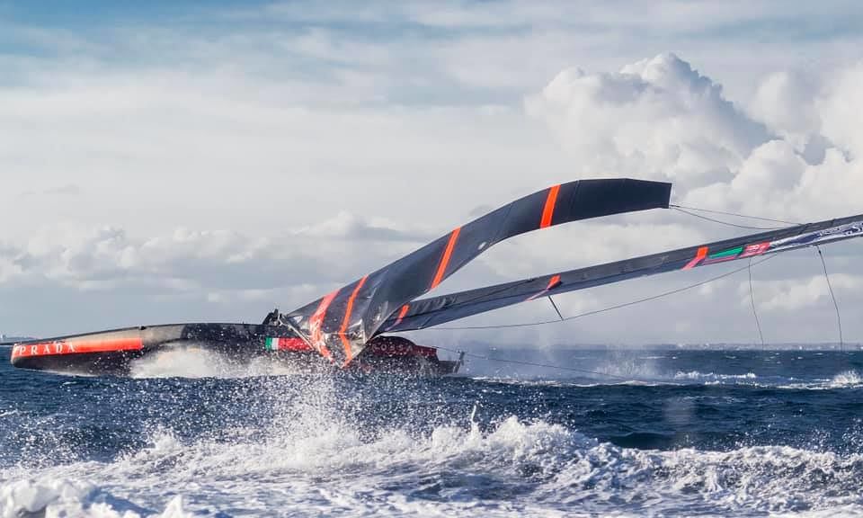 Cagliari, paura per Luna Rossa: l’albero della barca crolla durante l’allenamento