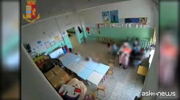 “Maiali, ordine e disciplina”: sospesa la maestra che maltrattava e offendeva i bambini a scuola