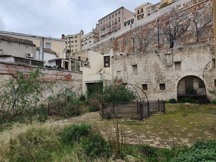 Cagliari, sos dal mercato di S. Chiara: i resti dell’antico monastero occupati dai senzatetto