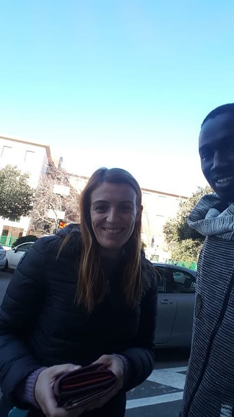 Barbara e Modou: ragazza quartese perde il portafogli a Cagliari, un senegalese glielo riporta con un annuncio