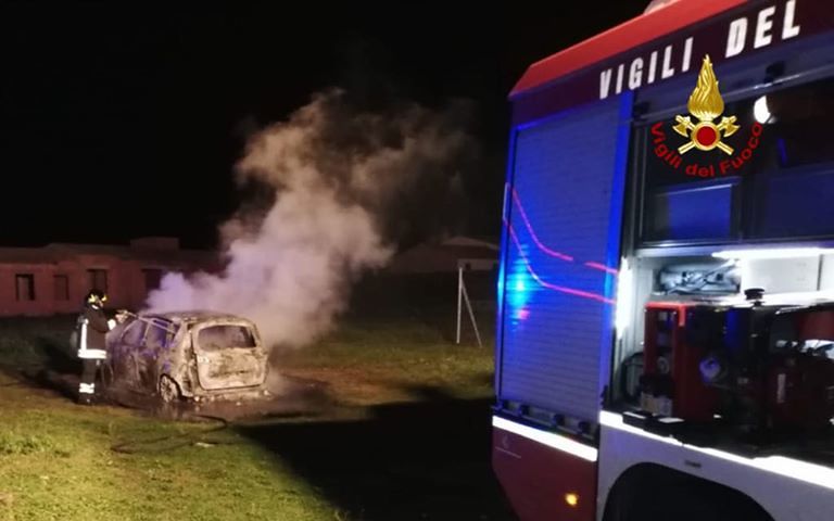 Auto in fiamme a Olia Speciosa, momenti di paura: i vigili del fuoco in azione