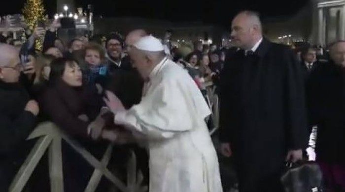 Papa Francesco strattonato da una fedele si infuria e la schiaffeggia sulla mano: il video virale nel mondo