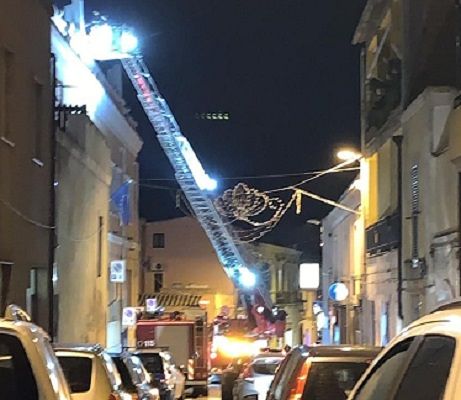 Paura a Cagliari, pilone precipita dalla facciata della Municipalità di Pirri