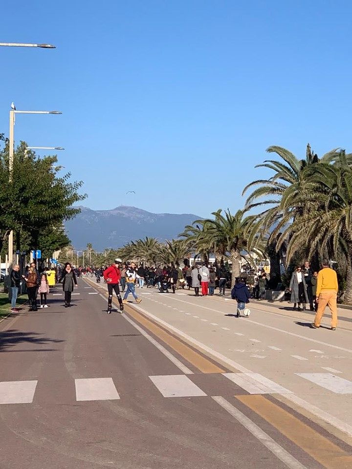 Cagliari, Capodanno spettacolare al Poetto: la passeggiata “invasa” per smaltire il cibo delle feste