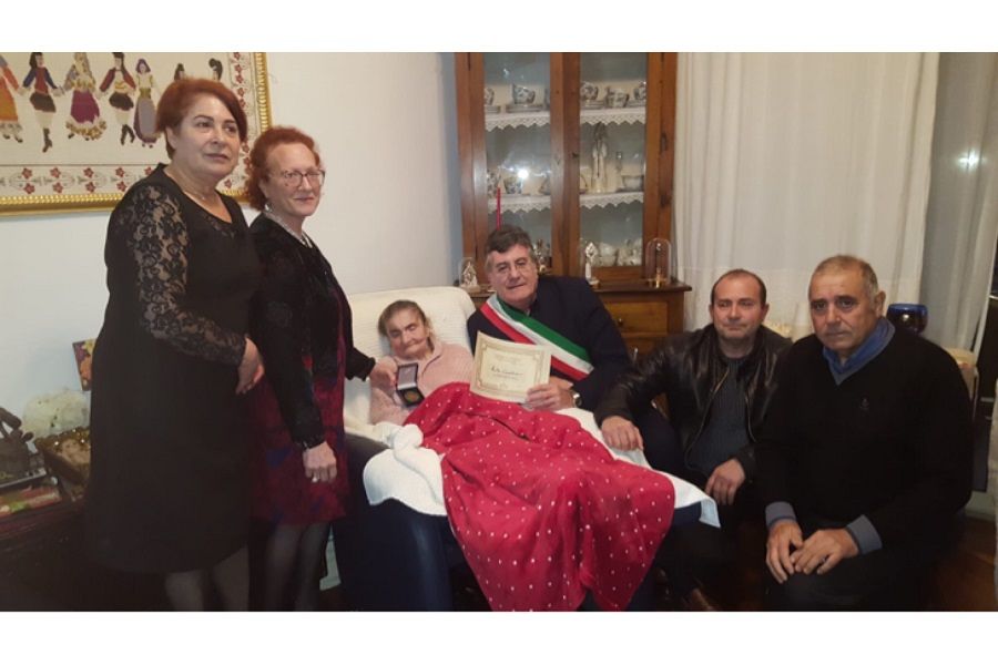 Cagliari, festa a Sant’Avendrace: Rita Cambarau nonnina del rione compie 100 anni