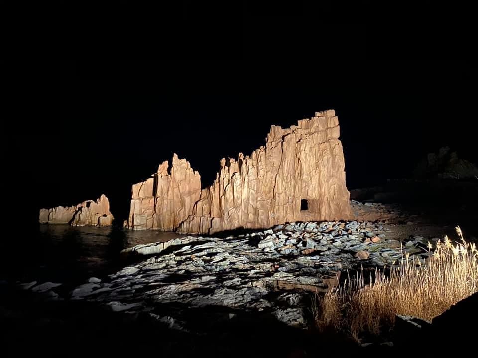 Spettacolo a Tortolì, illuminate le Rocce Rosse