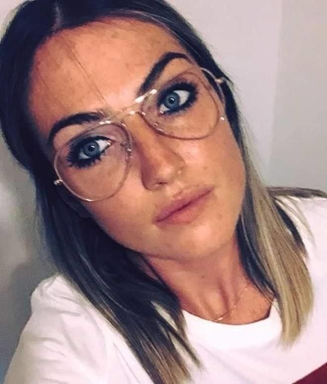 Sara muore sotto gli occhi del fidanzato Nicola Scarpa, terribile incidente: “Piegata sul volante, le ho tenuto la mano”