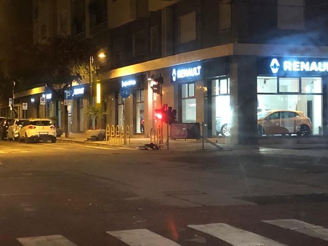 Cagliari, semaforo buttato giù dal vento in via Dante: crolla per terra, ancora funzionante