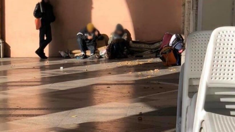 Cagliari, “Il clochard allontanato da via Roma? Il giorno dopo ha orinato tra i tavolini”