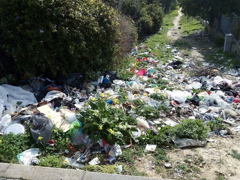 Cagliari, allarme in via Serbariu: inferno di rifiuti e siringhe accanto alla scuola materna