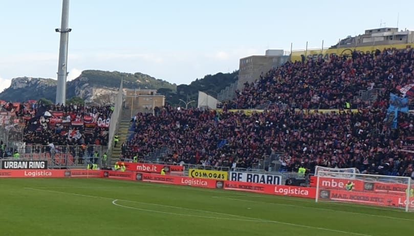 Cagliari, i milanisti urlano “Andate a pascolare”: scrosciante applauso della Curva Sud per zittirli
