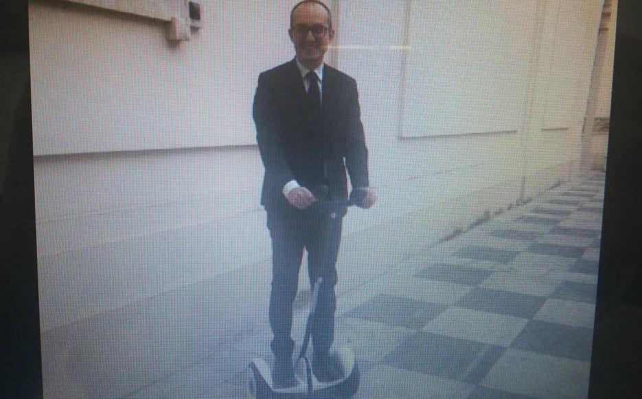Il sindaco Truzzu in Segway: “Per non inquinare andate così a scuola e al lavoro a Cagliari”