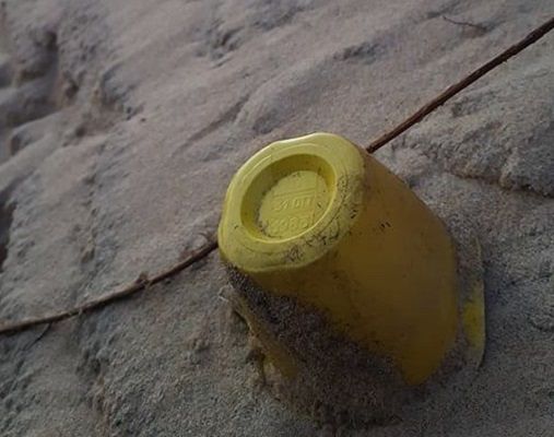 Chia, la sorpresa dopo una mareggiata: dalle dune spunta un vasetto di 40 anni fa