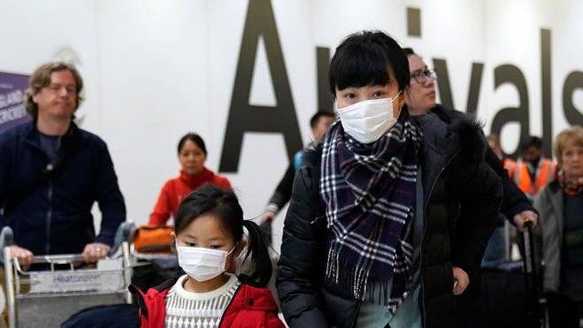 Virus cinese, c’è un caso sospetto in Francia: febbre e tosse per una viaggiatrice in Europa