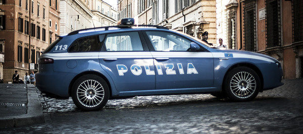 Abbandona in strada il cadavere dell’anziano che accudiva: fermata una badante