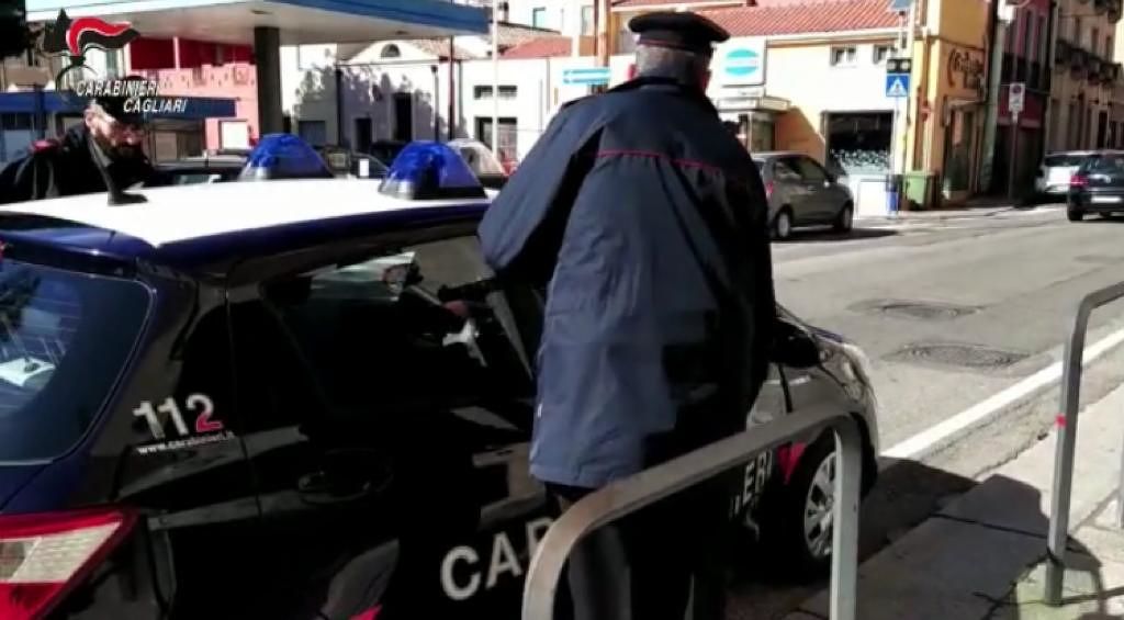 Rapina, lesioni e utilizzo indebito di carte di credito: un arresto a Cagliari