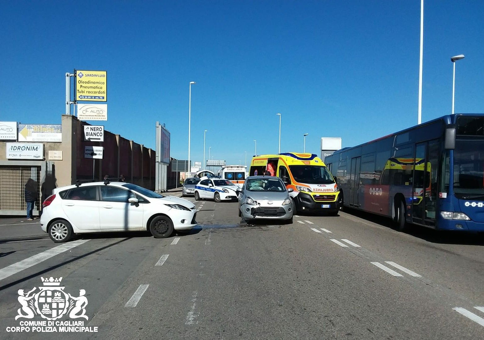 Scontro tra due auto in viale Elmas, ferito un cagliaritano di 27 anni