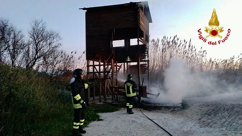 Quartu, fiamme nel parco di Molentargius: distrutta una torretta di avvistamento faunistico