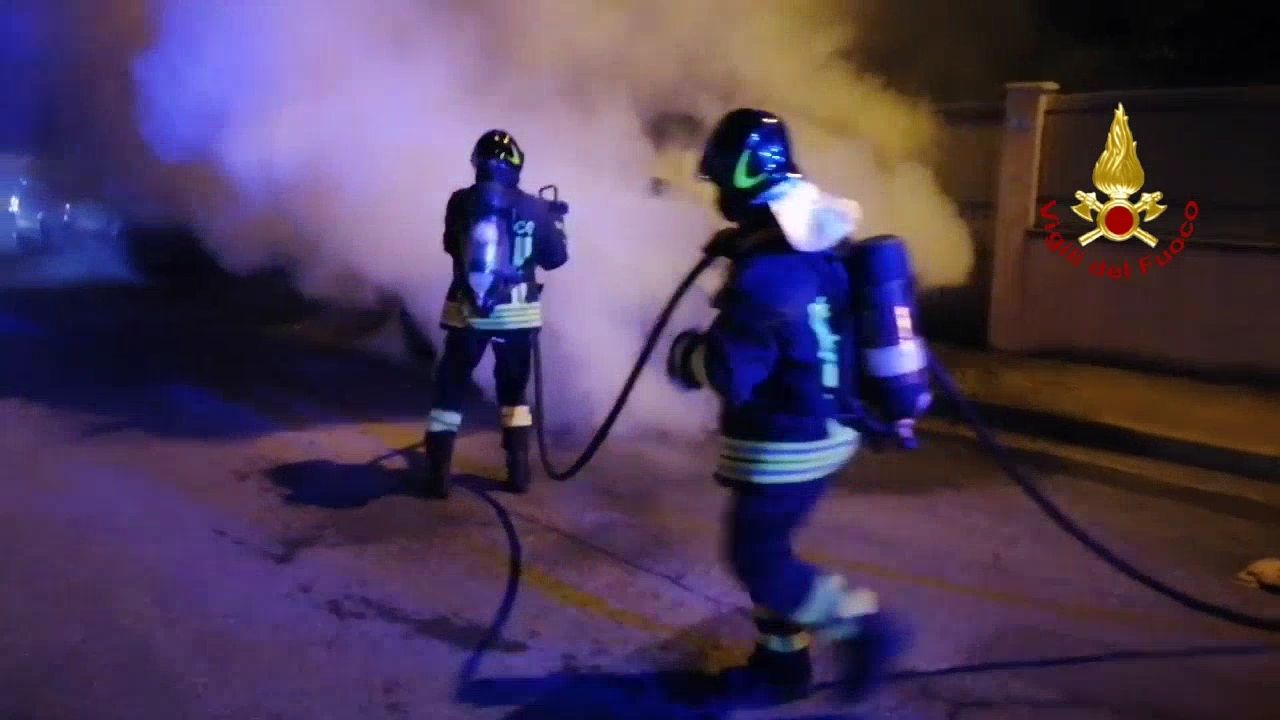 Auto in fiamme a Quartu, danneggiato anche il cancello di un’abitazione