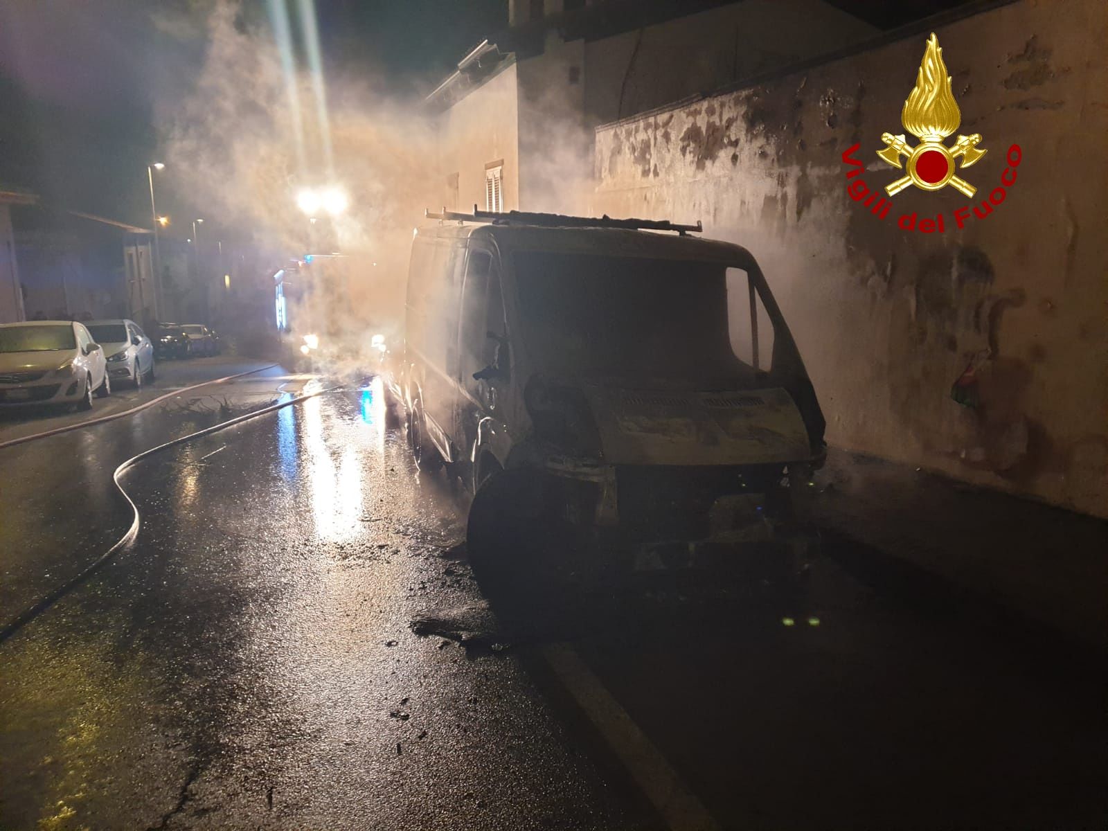 Furgone in fiamme a Porto Torres, intervento nella notte dei vigili del fuoco