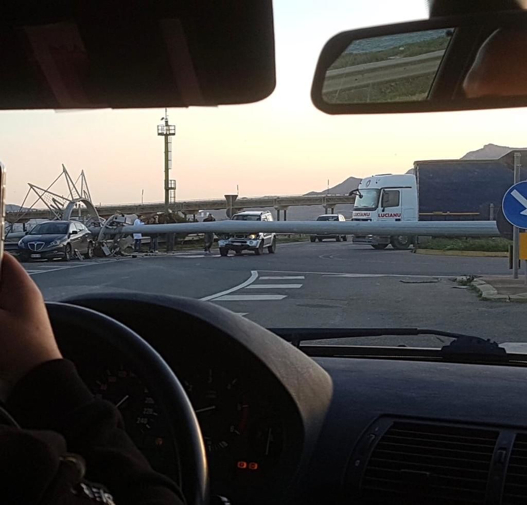 Torre faro crolla sulla Ss 195, i testimoni: “Un uomo è vivo per miracolo” 