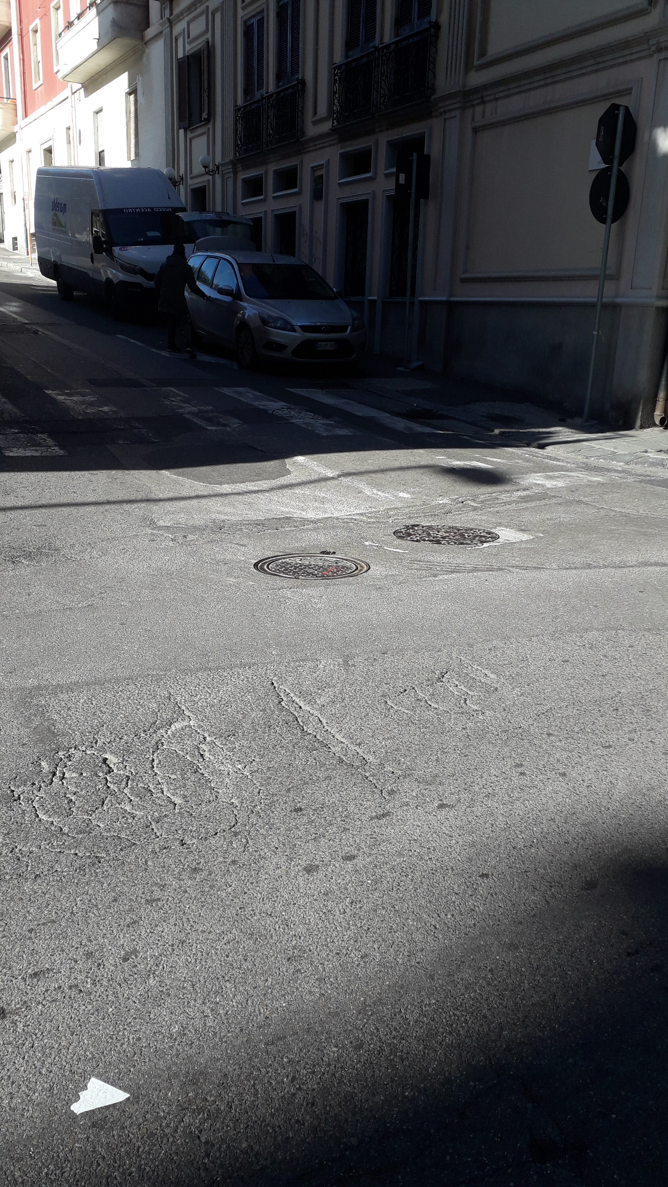 Cagliari, pericoloso dosso nel Corso: anche l’autobus costretto a “raschiare” i tombini della fogna