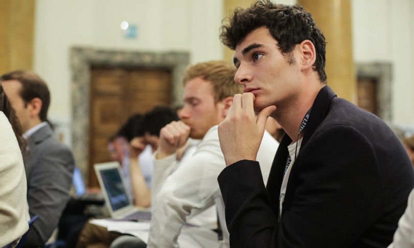 Giovani europei sempre più distanti da politica e religione: i risultati di una ricerca