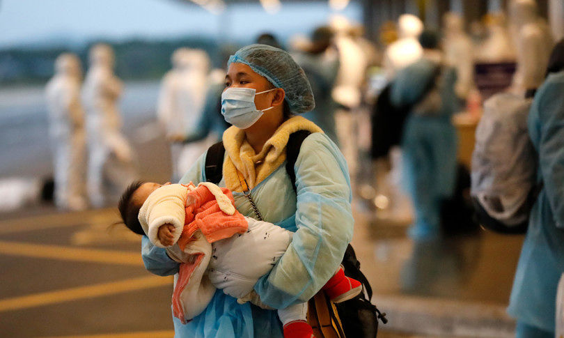 Coronavirus, più di mille morti in Cina: intanto riaprono uffici e fabbriche