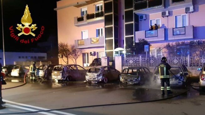 Cagliari Fiamme Nella Notte Al Poetto Distrutte Otto Auto In Sosta In 