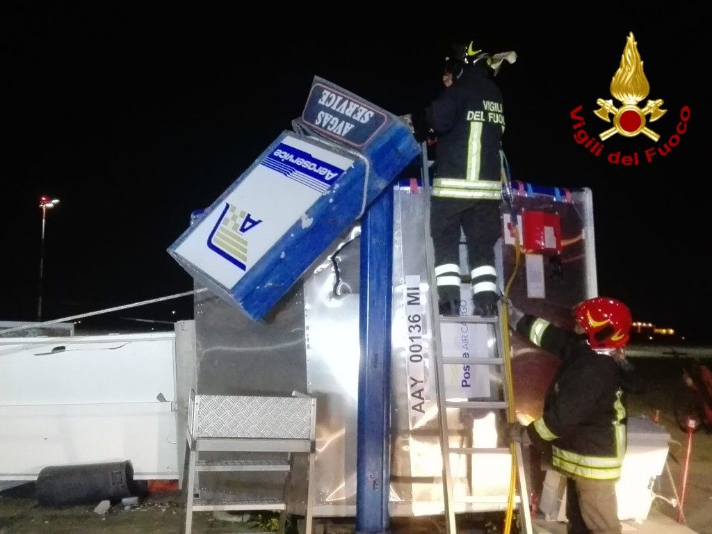 Canne fumarie e antenne crollate, notte di super lavoro per i vigili del fuoco