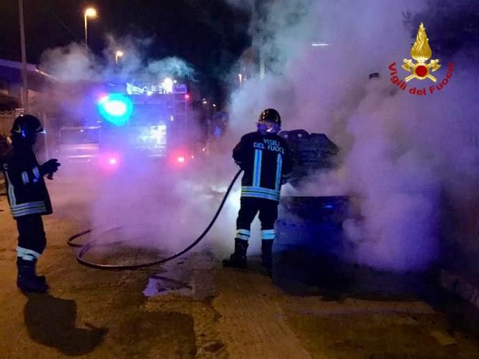 Auto in sosta in fiamme a Senorbì, intervengono i vigili del fuoco