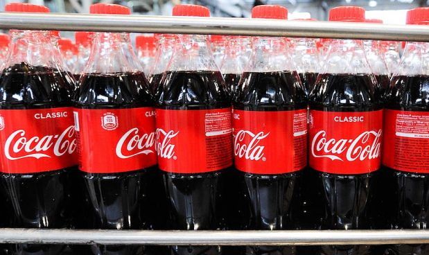 Schegge di vetro nelle bottigliette della Coca Cola, interviene il ministero della Salute