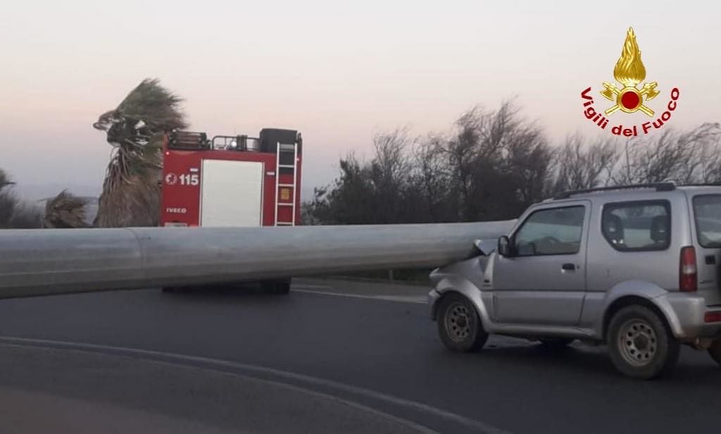 Il vento forte sferza il Cagliaritano: pali crollati, alberi abbattuti, grondaie divelte
