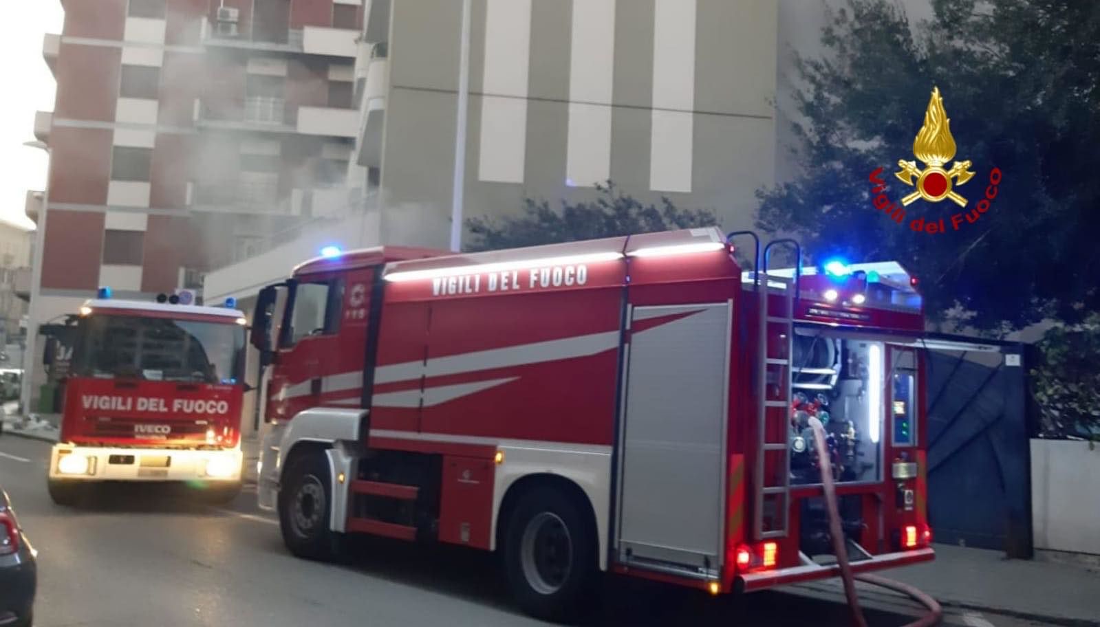 Cagliari, scoppia incendio in un garage: tre auto e una moto distrutte