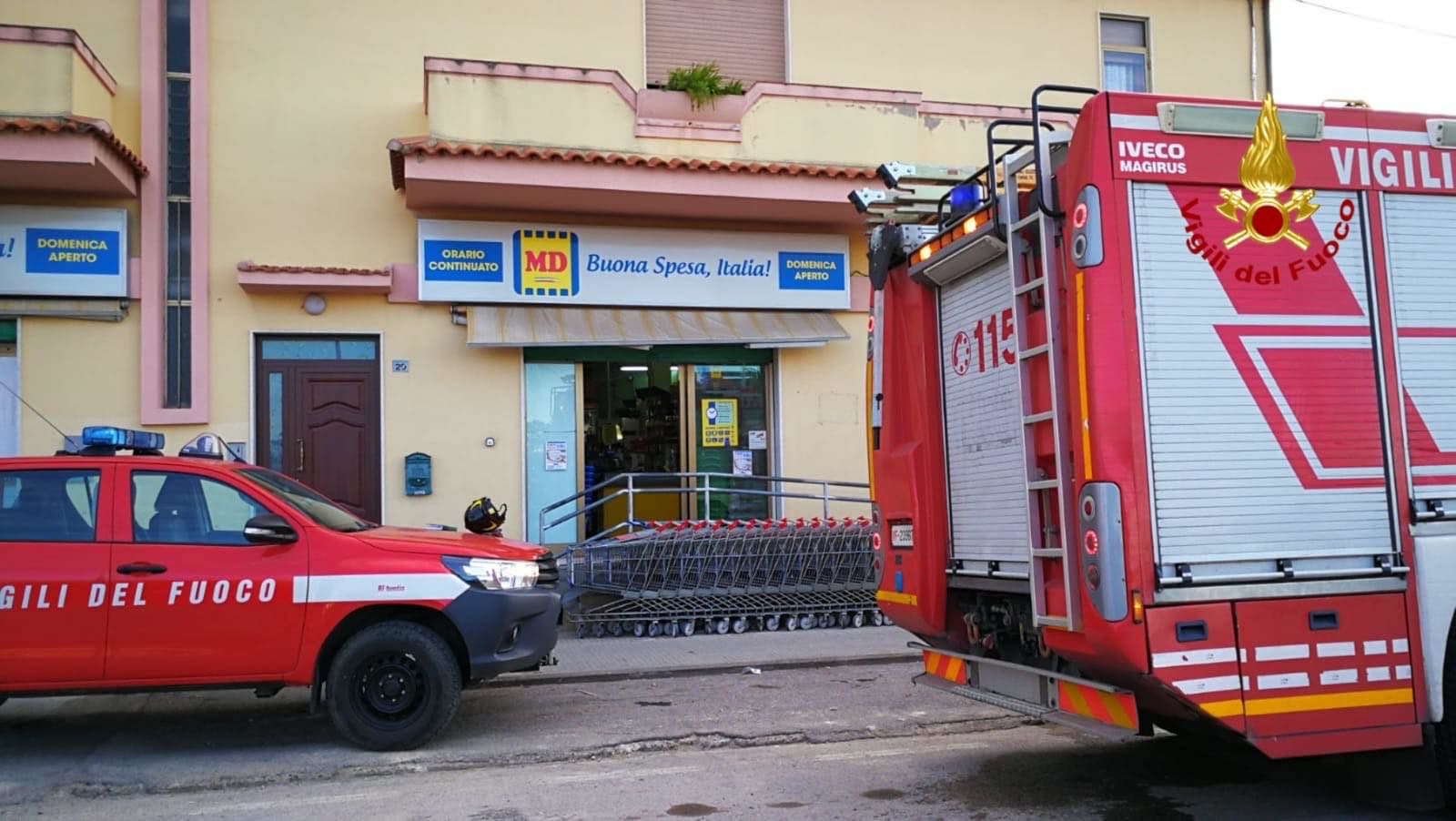 Serrenti, principio di incendio al supermercato: dipendente lievemente ferito